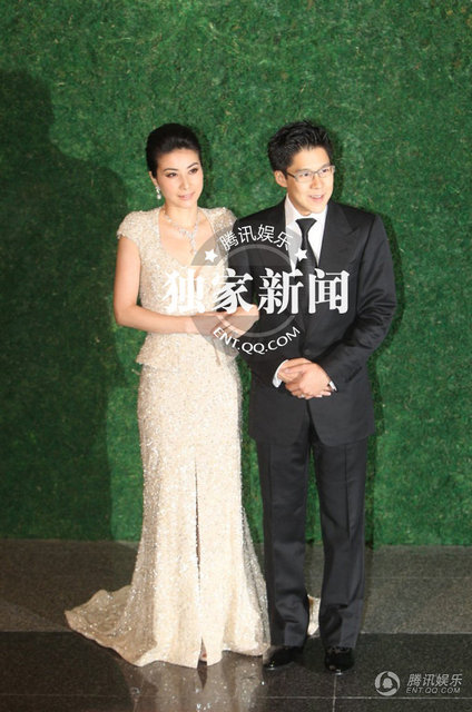 “晶刚”香港婚宴被催生 曝两人八年相恋过程