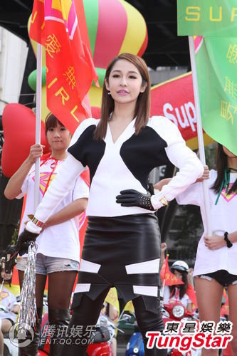 组图:柯震东妈妈明生日 萧亚轩备礼等过节