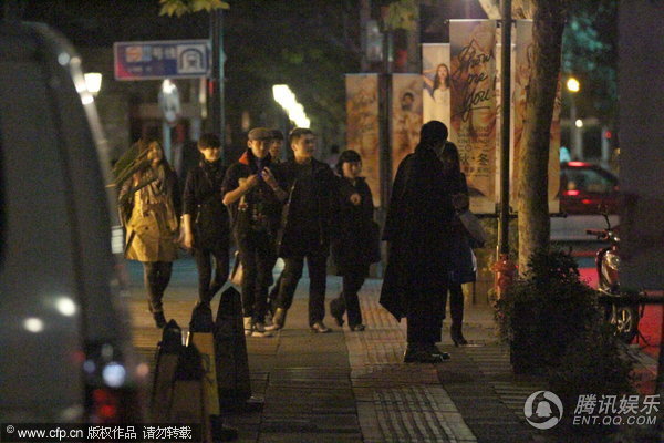 组图:孙俪李宇春深夜吃火锅 关系好情同姐妹