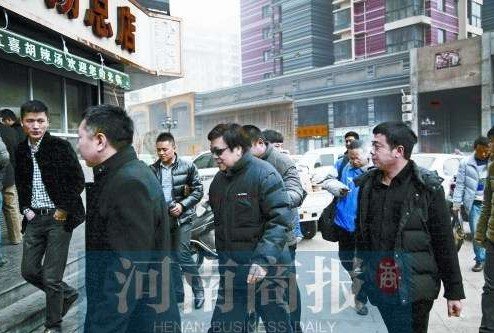 赵忠祥河南喝胡辣汤遭围观:把我当猴耍 不吃了