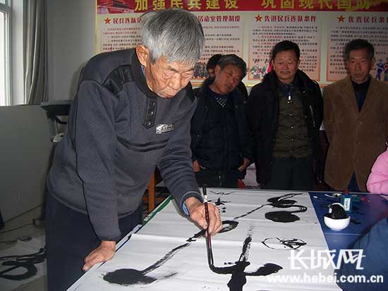 现场作画。曹妃甸五农场供图